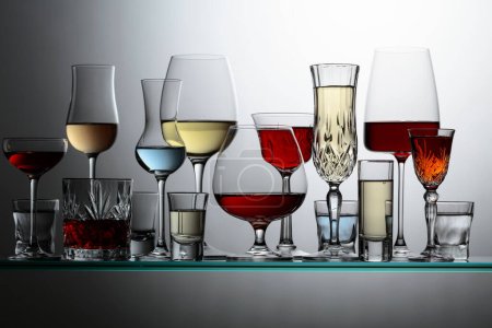 Téléchargez les photos : Various alcoholic drinks in the bar on glass shelves. - en image libre de droit