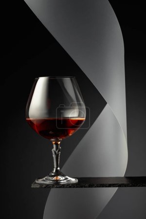 Foto de Francotirador de brandy sobre un fondo negro. - Imagen libre de derechos