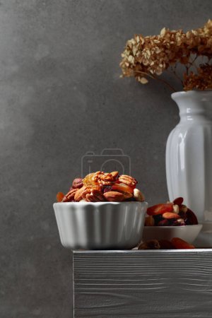 Téléchargez les photos : Fruits secs et noix sur une table en bois blanc. Espace de copie. - en image libre de droit