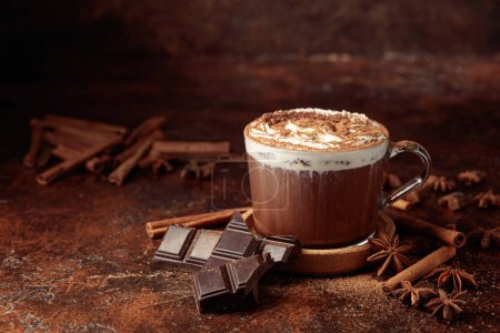 Foto de Chocolate caliente con crema batida espolvoreada con cacao en polvo. - Imagen libre de derechos