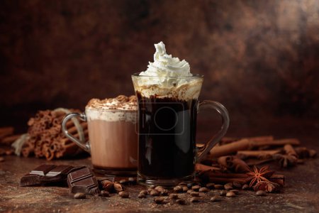 Foto de Café y chocolate caliente con crema batida espolvoreada con migas de chocolate. Copiar espacio. - Imagen libre de derechos