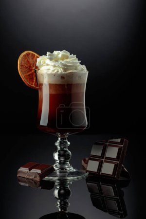 Foto de Cóctel de chocolate con crema batida adornada con una rebanada de naranja seca. - Imagen libre de derechos