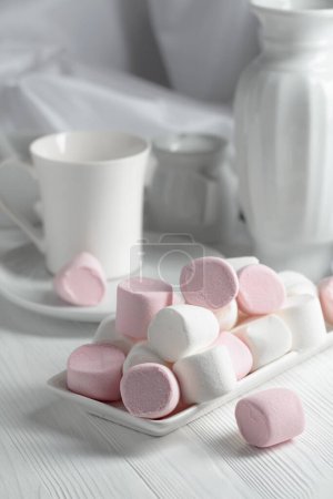 Téléchargez les photos : Pink and white marshmallows on a wooden table with kitchen utensils. - en image libre de droit