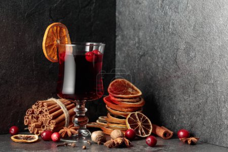 Foto de Bebida caliente de Navidad con especias, cítricos secos y arándanos. - Imagen libre de derechos