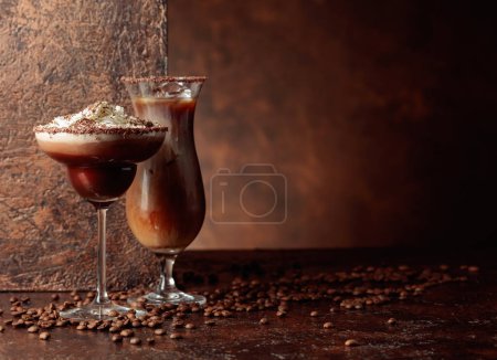 Foto de Bebidas de café y chocolate con crema batida sobre un fondo marrón. Copiar espacio. - Imagen libre de derechos