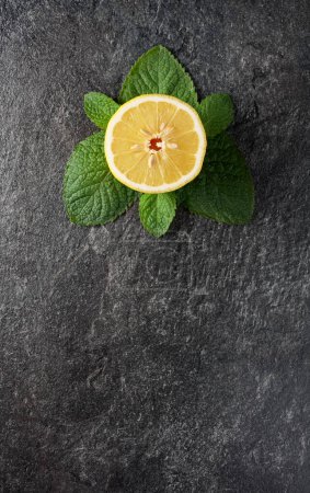 Foto de Lemon slice and mint leaves, top view. - Imagen libre de derechos
