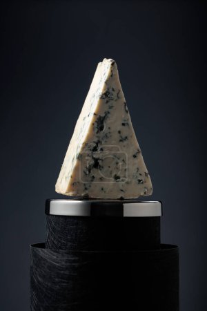Téléchargez les photos : Triangle morceau de fromage bleu sur fond noir. - en image libre de droit