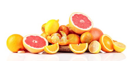 Téléchargez les photos : Les agrumes sont isolés sur fond blanc. Les oranges, pamplemousses, citrons et mandarines sont présentés. - en image libre de droit