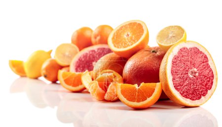 Téléchargez les photos : Les agrumes sont isolés sur fond blanc. Les oranges, les pamplemousses, les citrons et les mandarines sont présentés. Concentration sélective. - en image libre de droit