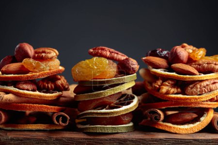 Foto de Bodegón navideño con frutos secos y nueces sobre una vieja mesa de madera. - Imagen libre de derechos