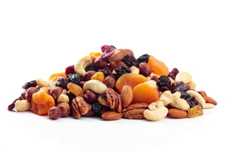 Mischung aus Nüssen und getrockneten Früchten isoliert auf weißem Hintergrund. Geschenkte Aprikosen, Rosinen, Walnüsse, Haselnüsse, Cashewnüsse, Pekannüsse und Mandeln.