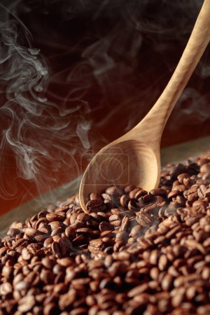 Foto de Los granos de café tostados medianos son ahumados en una sartén para asar. Copiar espacio. - Imagen libre de derechos