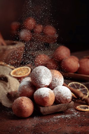 Téléchargez les photos : Balls of freshly baked homemade cottage cheese doughnuts sprinkled with sugar powder. - en image libre de droit