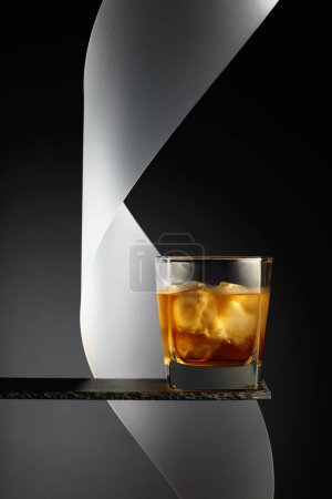 Foto de Whisky con hielo sobre fondo oscuro
. - Imagen libre de derechos