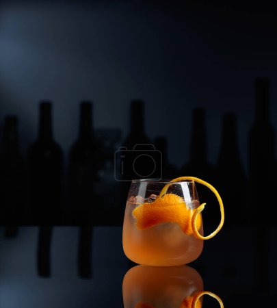 Téléchargez les photos : Cocktail "Auld Draper" on a black reflective background. - en image libre de droit