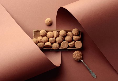 Téléchargez les photos : Savoureux chocolat truffes et cuillère avec de la poudre de cacao. Vue de dessus. Espace de copie. - en image libre de droit