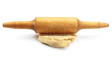 Téléchargez les photos : Pâte et rouleau à pâtisserie isolés sur fond blanc. - en image libre de droit