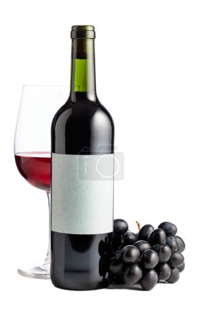 Téléchargez les photos : Le vin rouge et le raisin bleu sont isolés sur un fond blanc. Sur une étiquette vide. Espace de copie. - en image libre de droit
