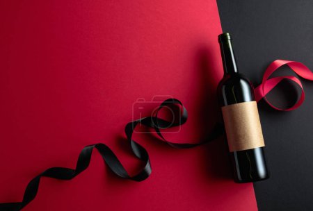 Téléchargez les photos : Bottle of red wine with empty label. Top view. Copy space. - en image libre de droit