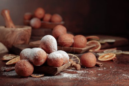 Foto de Balls of freshly baked homemade cottage cheese doughnuts sprinkled with sugar powder. - Imagen libre de derechos