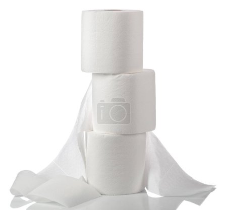 Téléchargez les photos : Rouleaux de serviettes en papier sont isolés sur un fond blanc. - en image libre de droit