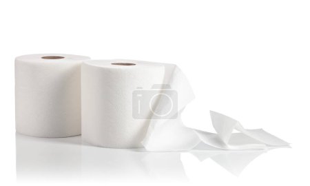 Téléchargez les photos : Rouleaux de serviettes en papier sont isolés sur un fond blanc. - en image libre de droit