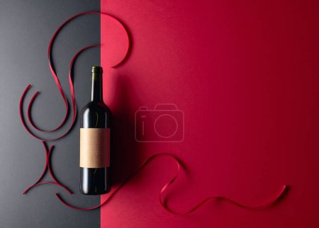 Foto de Botella de vino tinto con etiqueta vieja y vacía. Vista superior. - Imagen libre de derechos