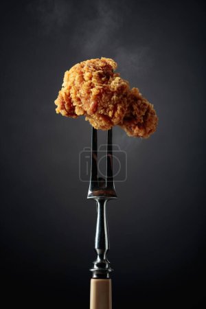 Foto de Delicioso pollo frito crujiente caliente en un tenedor. - Imagen libre de derechos