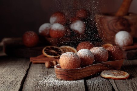 Téléchargez les photos : Balls of freshly baked homemade cottage cheese doughnuts sprinkled with sugar powder. - en image libre de droit