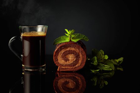 Foto de Pastel de chocolate con menta y una taza de café negro sobre un fondo negro reflectante. Copiar espacio. - Imagen libre de derechos