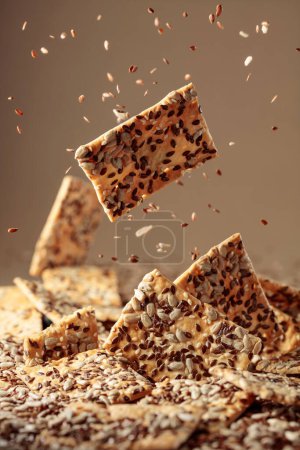 Foto de Crispy crackers with sunflower and flax seeds. - Imagen libre de derechos