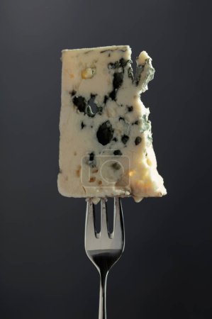 Téléchargez les photos : Blue cheese slice on a black background. - en image libre de droit