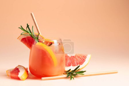 Téléchargez les photos : Summer cocktail with grapefruit, rosemary, and ice in a frozen glass. Copy space. - en image libre de droit