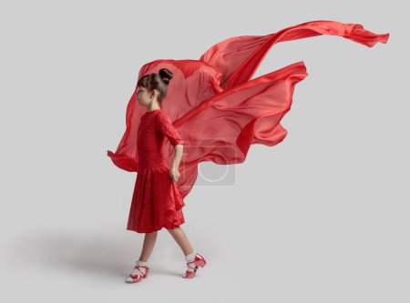 Foto de Bailando chica en un vestido rojo con volando tela roja. - Imagen libre de derechos