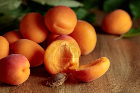 Téléchargez les photos : Apricots from the home garden are on the wooden table. - en image libre de droit
