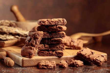 Téléchargez les photos : Pieces of fresh brownie with mint on an old table with kitchen utensils. - en image libre de droit
