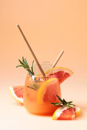 Téléchargez les photos : Summer cocktail with grapefruit, rosemary, and ice in a frozen glass. - en image libre de droit