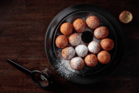 Téléchargez les photos : Balls of freshly baked homemade cottage cheese doughnuts sprinkled with sugar powder. Top view. Copy space. - en image libre de droit