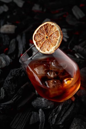 Téléchargez les photos : Cocktail à l'ancienne avec glace et tranche d'orange séchée. - en image libre de droit