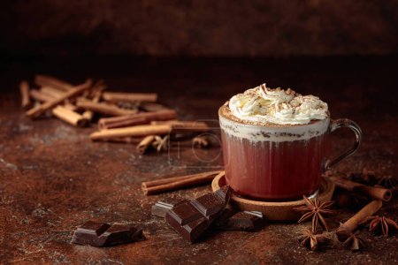 Téléchargez les photos : Chocolat chaud à la crème fouettée saupoudrée de cacao en poudre. - en image libre de droit