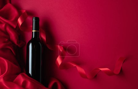 Foto de Botella de vino tinto sobre fondo tinto. Vista superior. - Imagen libre de derechos