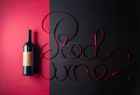 Téléchargez les photos : Bouteille de vin rouge avec vieille étiquette vide. Vue du dessus. - en image libre de droit
