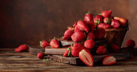 Téléchargez les photos : Fresh juicy strawberries on an old wooden table. Copy space. - en image libre de droit