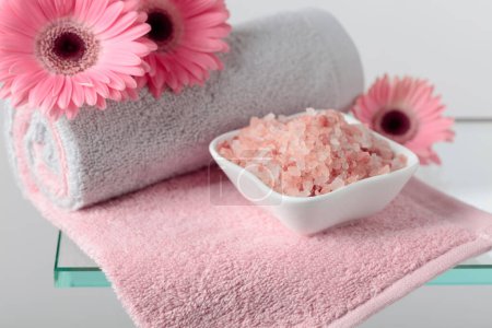 Téléchargez les photos : Composition du spa avec sel rose, fleurs et serviette. - en image libre de droit