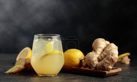 Foto de Ginger Ale con hielo y limón. Bebida probiótica orgánica casera de limón y jengibre. Copiar espacio. - Imagen libre de derechos