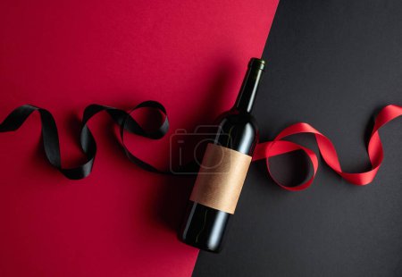 Téléchargez les photos : Bottle of red wine with empty label. Top view. Copy space. - en image libre de droit