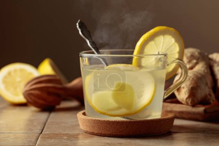 Foto de Té de jengibre con limón en una mesa de cocina. - Imagen libre de derechos