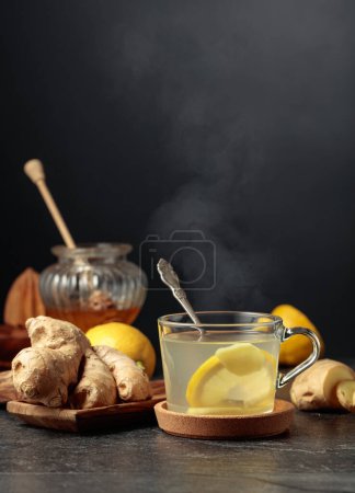 Téléchargez les photos : Thé au gingembre au citron et miel sur fond noir. - en image libre de droit