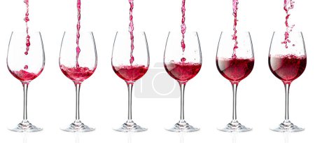 Téléchargez les photos : Verser du vin rouge dans un verre. Isolé sur fond blanc. - en image libre de droit