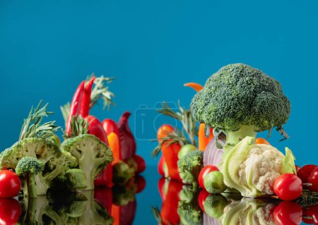 Foto de Composición de varias verduras crudas. Una imagen conceptual sobre el tema del vegetarianismo. - Imagen libre de derechos
